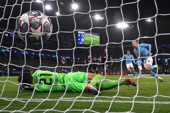 Erling Haaland marque pour Manchester City lors d’un seizième de finale de Ligue des champions face au RB Leipzig, le 14 mars 2023, à Manchester.