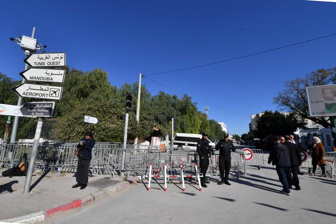 Agentes de policía bloquean el acceso al parlamento durante la sesión inaugural de la Asamblea de Representantes del Pueblo, en Túnez, el 13 de marzo de 2023.