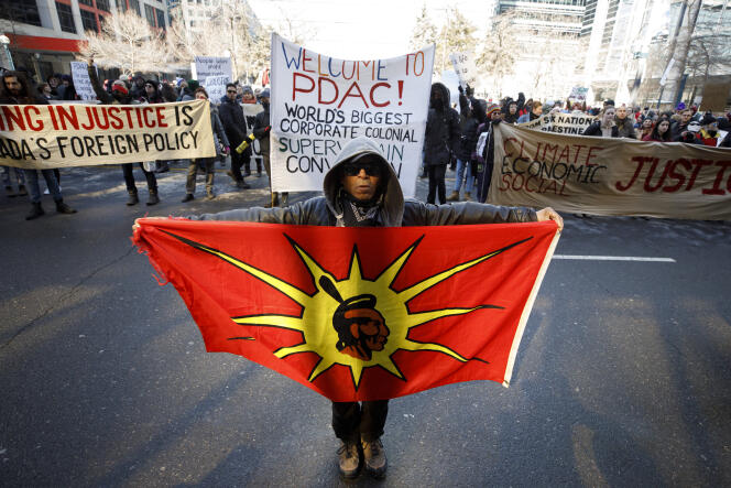 Le drapeau de la Mohawk Warrior Society est brandi lors d’une manifestation contre l’extraction de ressources naturelles dans les terres autochtones du Canada, à Toronto, en 2020.