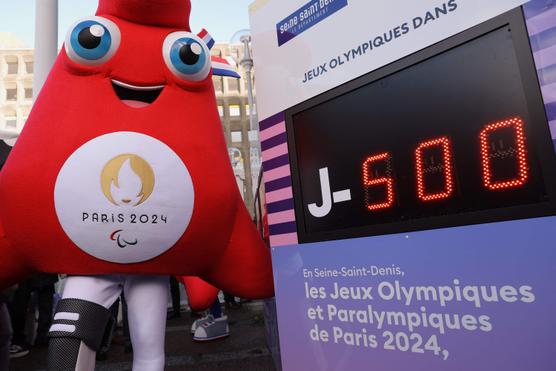 Un Phryge, la mascota de los Juegos Olímpicos y Paralímpicos (JOP) de París 2024, posa frente a la cuenta regresiva de los JOP quinientos días antes de la ceremonia de apertura, frente al consejo departamental de Seine-Saint-Denis, en Bobigny. 14 de marzo de 2023.