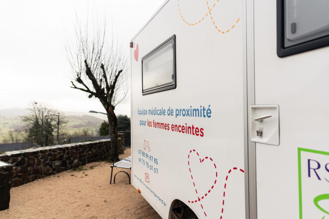 Le bus Opti'soins, unité mobile de suivi de grossesse dépendant du CHU de Clermont Ferrand, sur la place de l'église du village de Monteil (Haute-Loire), le 13 janvier 2023.