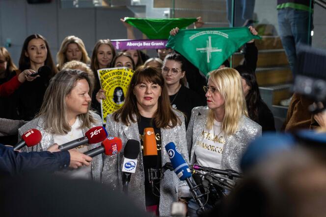 Działaczka proaborcyjna Justyna Wydrzyńska na konferencji prasowej po skazaniu za ułatwianie aborcji w Warszawie, wtorek, 14 marca 2023 r. 