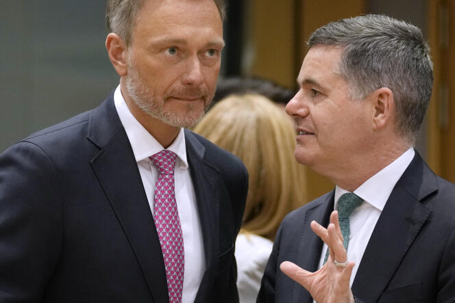 Le ministre des finances allemand, Christian Lindner, s’entretient avec le président de l’Eurogroupe, l’Irlandais Paschal Donohoe, à Bruxelles, le 13 mars 2023. 