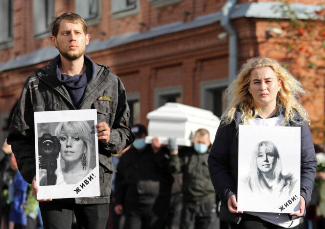 Koza Press news outlet editor-in-chief Irina Slavina's children take part in a farewell ceremony for their mother. Slavina committed suicide outside the offices of the Nizhny Novgorod Branch of the Russian Interior Ministry on October 2, 2020.