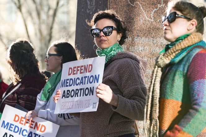Une manifestante devant le tribunal fédéral d’Amarillo, pour défendre l’accès à l’IVG médicamenteuse, au Texas, le 15 mars 2023.