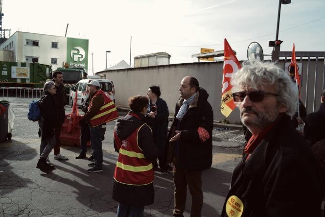 Picket line at the Ivry-sur-Seine (Val-de-Marne) dump truck garage, March 15, 2023.