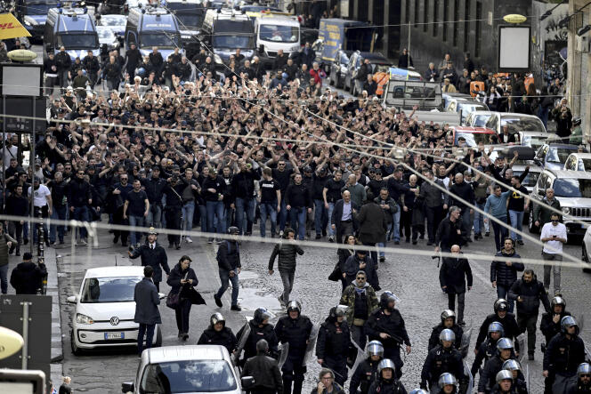 Des supporteurs de l’Eintracht Francfort dans les rues de Naples, le 15 mars 2023. 