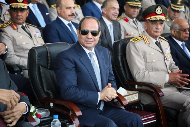 Egyptian President Abdel Fattah Al-Sissi and Defense Minister Mohamed Ahmed Zaki (right) attend the graduation ceremony for new officers at the army academy in Cairo, Egypt, July 22, 2018 .