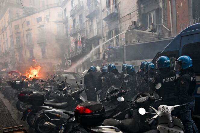 La police italienne avance dans une rue saccagée par des supporters de l'équipe de l'Eintracht Francfort avant le 8e de finale retour de Ligue des champions à Naples (Italie) le 15 mars 2023. 