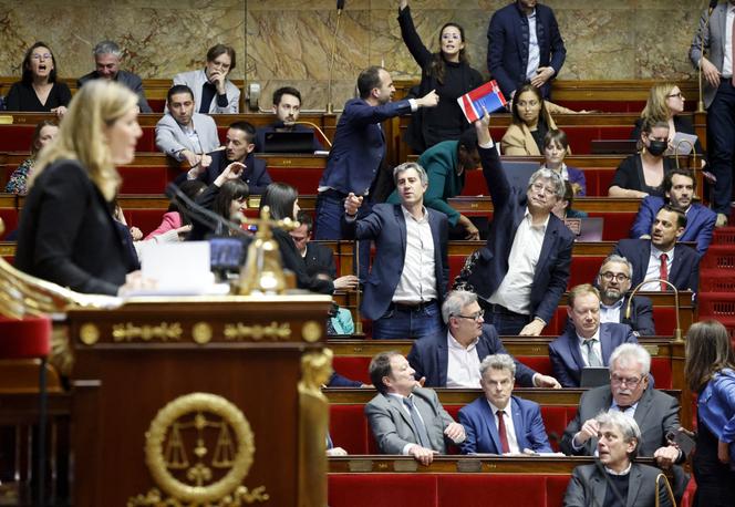 Eric Coquerel, député (La France insoumise) de Seine-Saint-Denis, brandit le règlement intérieur de l’Assemblée nationale pour rappeler les règles du débat lors des discussions sur le projet de réforme des retraites, au Palais-Bourbon, à Paris, le 17 février 2023. 