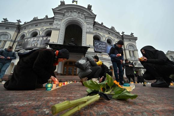 Cérémonie en mémoire du premier anniversaire du bombardement du théâtre de Marioupol, devant l’Opéra national d’Ukraine à Kiev, le 16 mars 2023.