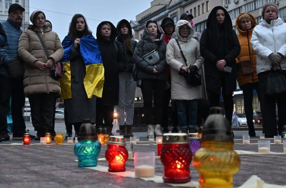 Cérémonie en mémoire du premier anniversaire du bombardement du théâtre de Marioupol, devant l’Opéra national d’Ukraine à Kiev, le 16 mars 2023.