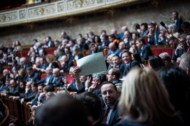 Le députe RN Sébastien Chenu brandit une feuille sur laquelle est écrit « Il faut partir madame ! », à l’Assemblée nationale, Paris, le 16 mars 2023.
