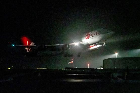 Un Boeing 747 de Virgin Atlantic, que lleva el cohete Virgin Orbit LauncherOne, en el aeropuerto de Newquay Cornwall, Reino Unido, el 9 de enero de 2023.