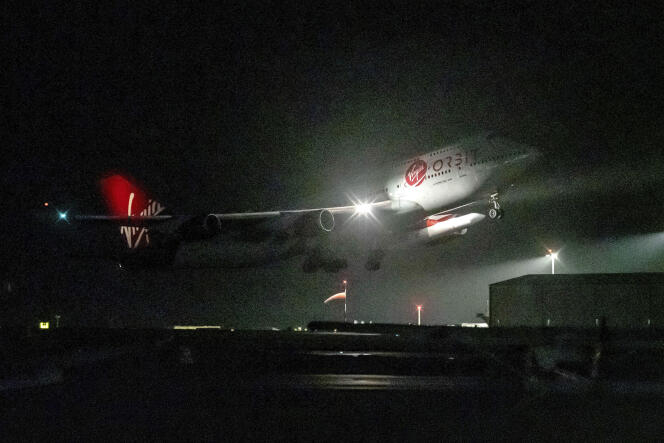 Un Boeing 747 de Virgin Atlantic, que lleva el cohete Virgin Orbit LauncherOne, despega del aeropuerto de Newquay Cornwall, Reino Unido, el 9 de enero.