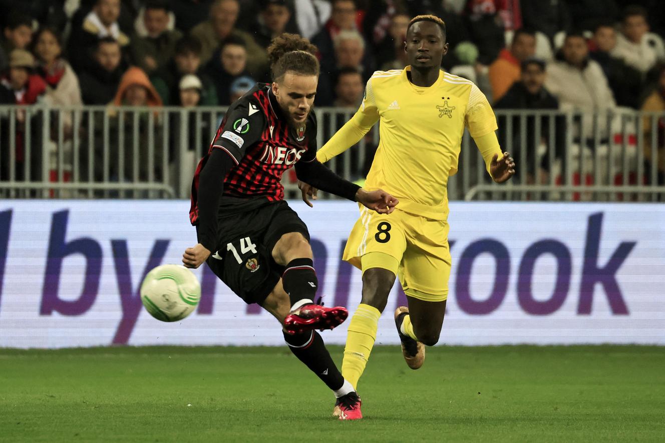 Niçois Billal Brahimi en un duelo con el jugador del Sheriff Tiraspol, Mouhamed Diop, durante el partido de la Conferencia de la Europa League en Niza, el 16 de marzo de 2023.