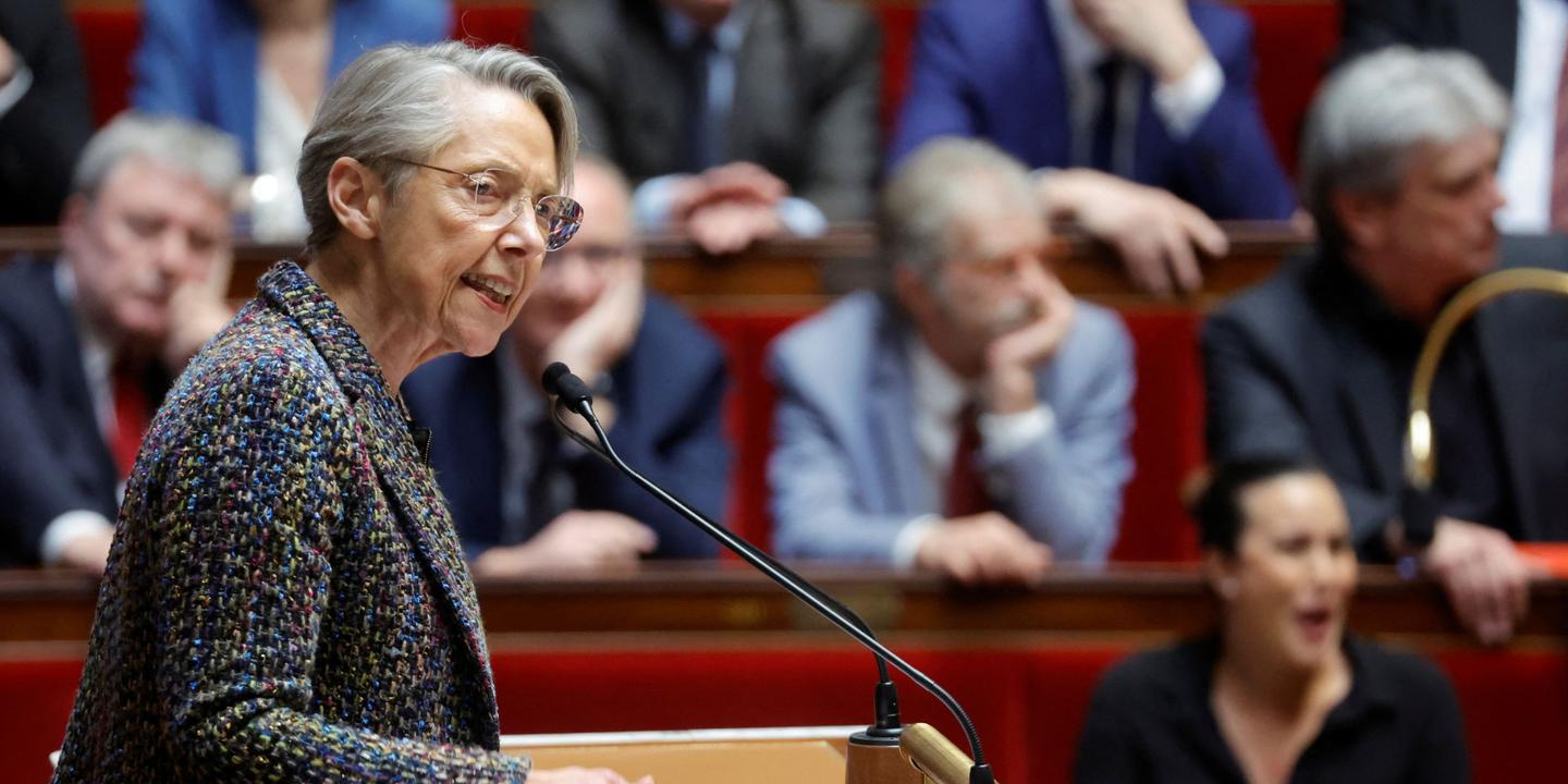 at the rostrum of the National Assembly, Elisabeth Borne engages the responsibility of her government by article 49.3