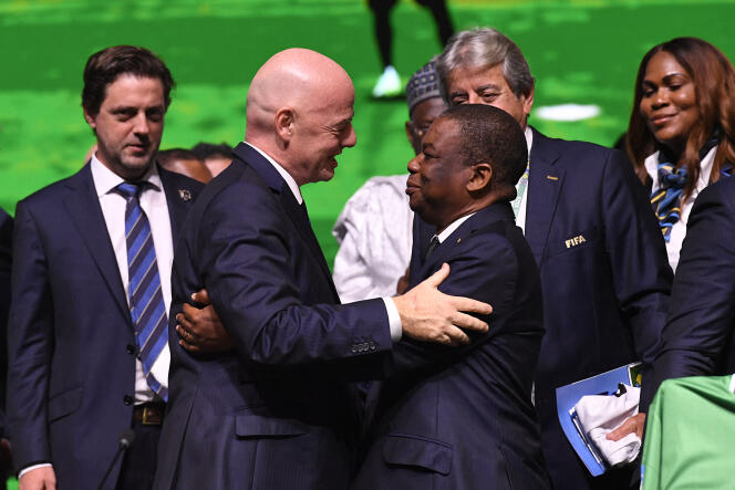 Gianni Infantino est félicité par des délégués après sa réélection à la tête de la FIFA, à Kigali, le 16 mars 2023.