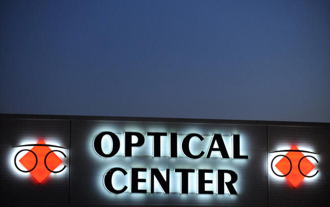 L’enseigne d’un magasin Optical Center à Douarnenez (Finistère), en 2013.