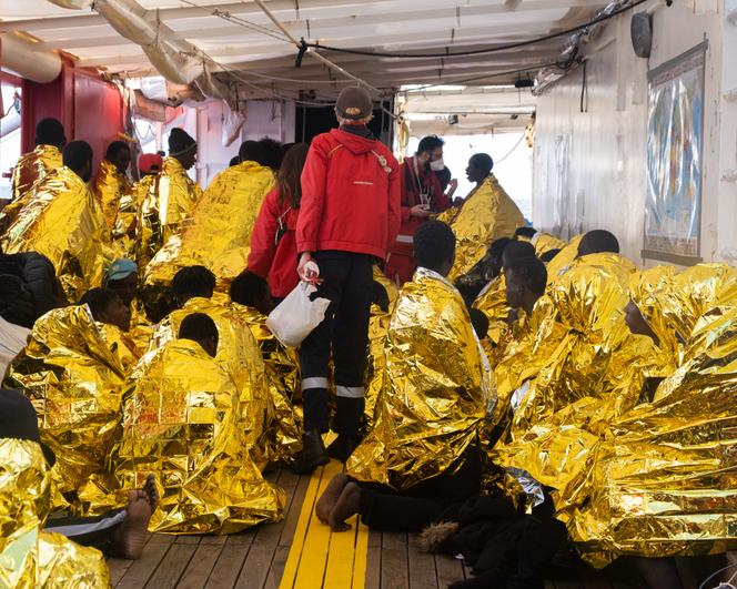 Les rescapés tentent de se réchauffer après avoir été secourus par l’« Ocean-Viking » au large de la Libye, le 14 février 2023.