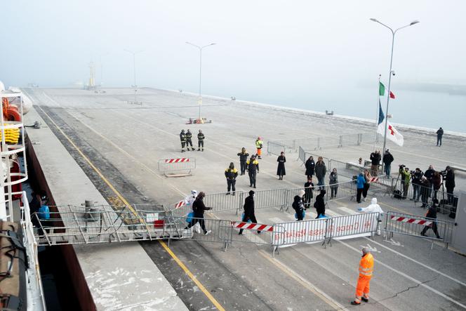 Les naufragés débarquent de l’« Ocean-Viking » dans le port de Ravenne, en Italie, le 18 février 2023.