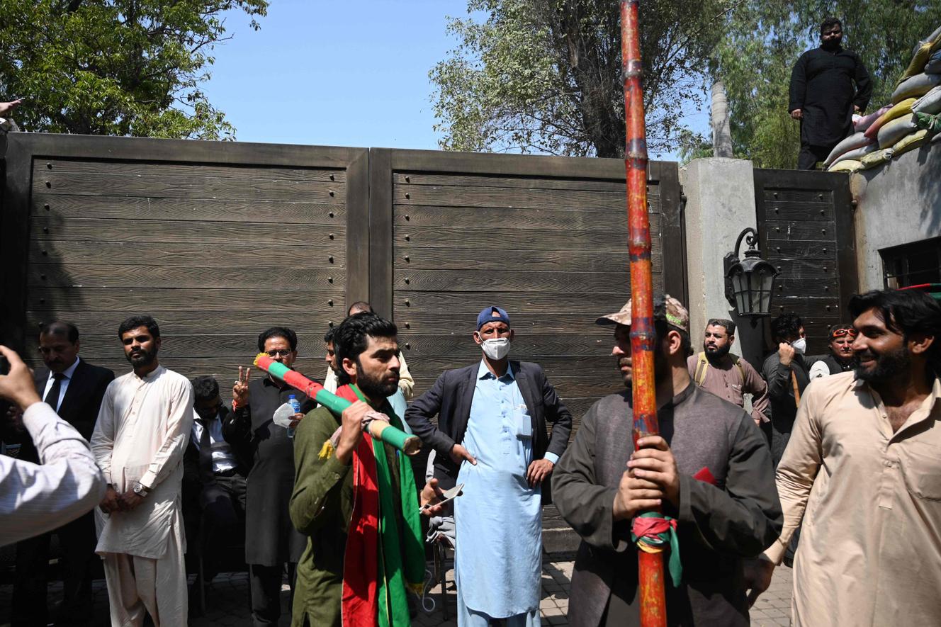 Partidarios del ex primer ministro pakistaní Imran Khan frente a su residencia en Lahore el 16 de marzo de 2023.