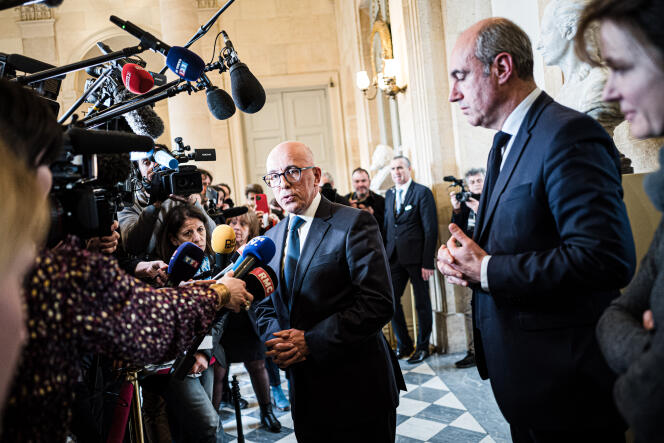 Eric Ciotti, accompagné du président du groupe Les Républicains, Olivier Marleix, dans la salle des Quatre-Colonnes, à l’Assemblée nationale, le 16 mars 2023.