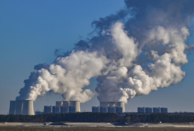 Les tours de refroidissement de la centrale électrique au lignite de Jaenschwalde (Allemagne), le 16 mars 2023. Cette centrale d’une capacité de 3 000 mégawatts devrait être fermée d’ici à 2028, dans le cadre de l’abandon progressif du charbon.