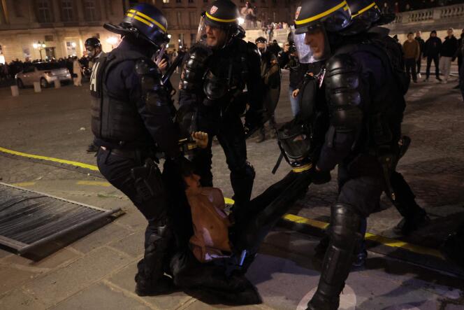 Arrestation d’un manifestant par des CRS, place de la Concorde, à Paris, le 16 mars 2023. 