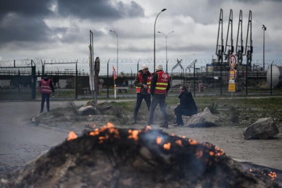 Des syndicalistes CGT bloquent l’accès la raffinerie de Donges (Loire-Atlantique) pour protester contre la réforme des retraites, vendredi 17 mars 2023.