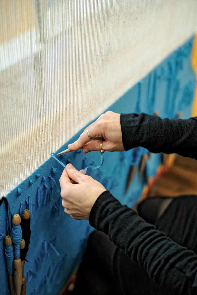 Dans l’atelier de tissage de la tapisserie dessinée par Marjane Satrapi, à la Manufacture des Gobelins, à Paris, le 13 mars 2023.