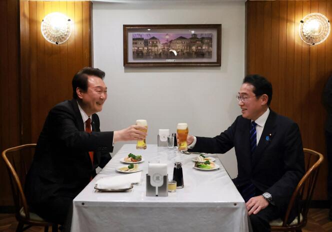 El presidente de Corea del Sur, Yoon Seok-youl (izquierda), y el primer ministro japonés, Fumio Kishida, en un restaurante en Tokio el 16 de marzo de 2023.   