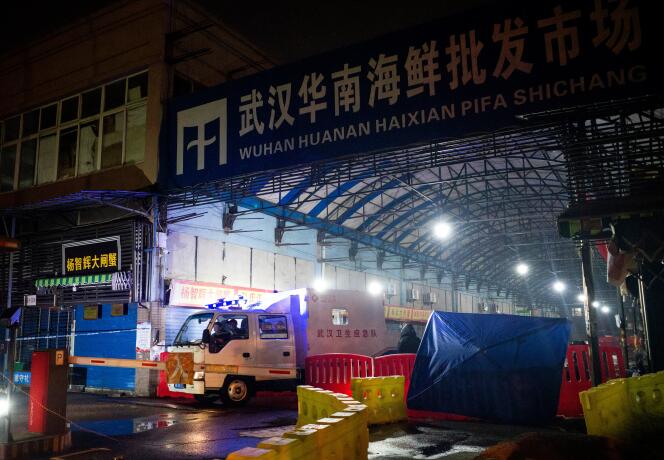 Des membres du personnel de l’équipe d’intervention d’urgence en matière d’hygiène de Wuhan quittent le marché de Huanan, dans la province chinoise du Hubei, le 11 janvier 2020.
