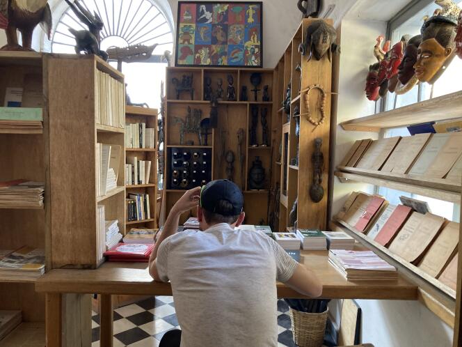 Dans la librairie L’Agneau carnivore à Saint-Louis du Sénégal, on trouve un bureau où consulter les ouvrages historiques.
