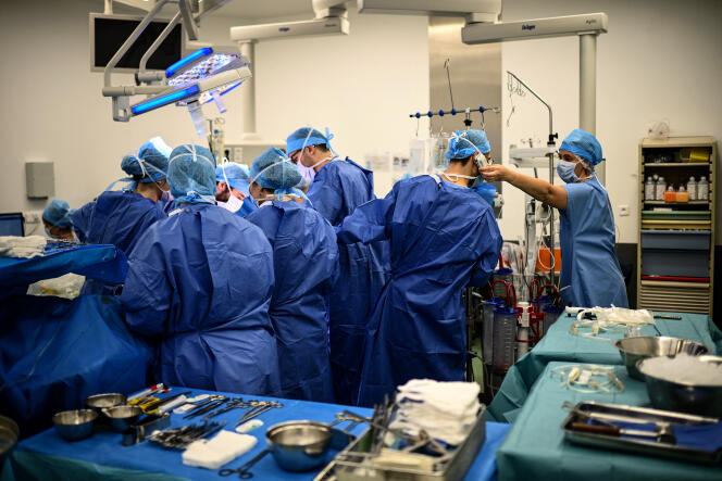 During a thoracic surgery operation, at the Suresnes hospital (Hauts-de-Seine), on December 9, 2022.
