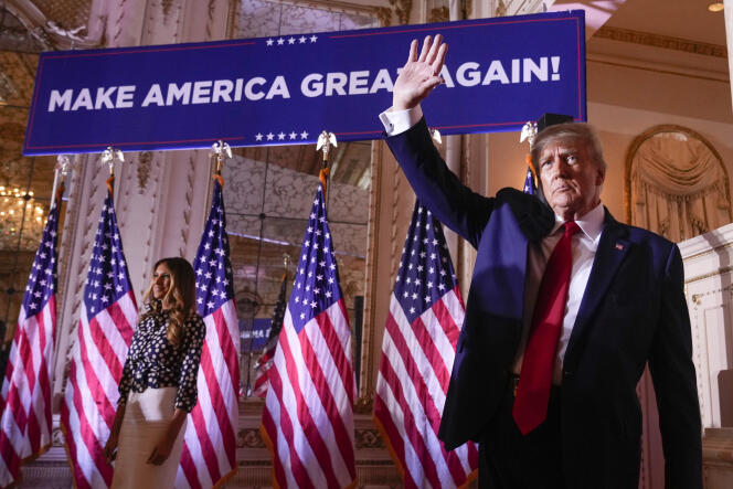 L’ancien président américain Donald Trump salue la foule après avoir annoncé qu’il était candidat à la présidence des Etats-Unis, à Mar-a-Lago, en Floride, le 15 novembre 2022.