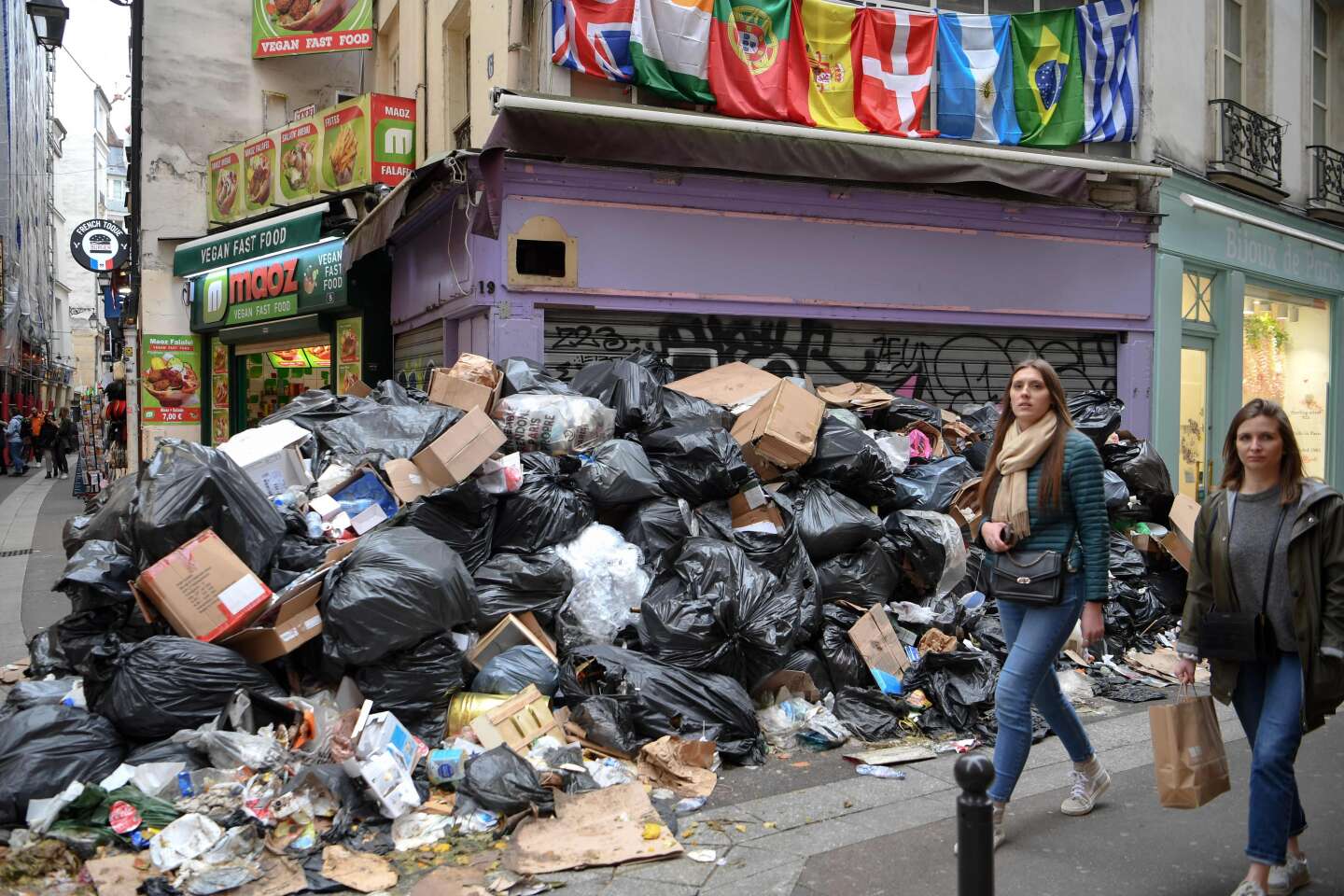 in Paris, 10,000 tonnes of uncollected waste and a confused situation
