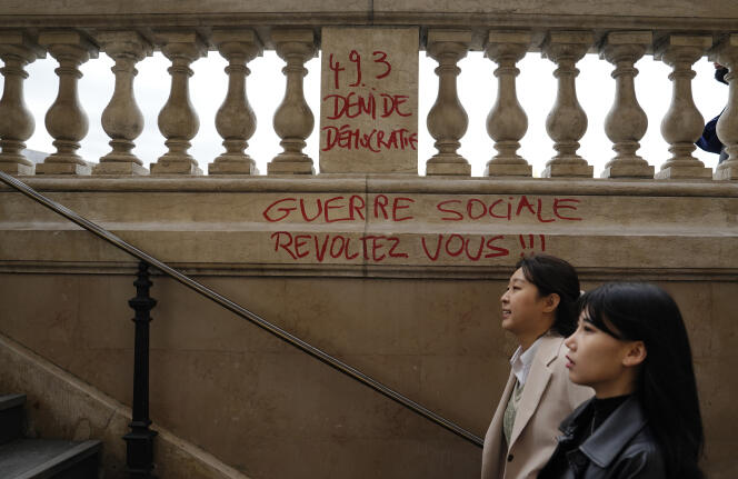 Bij de uitgang van een metrostation, Parijs, 17 maart 2023.
