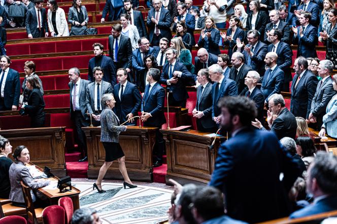 La primera ministra Elisabeth Borne regresa a su asiento después de hablar en el podio de la Asamblea Nacional el 16 de marzo de 2023.