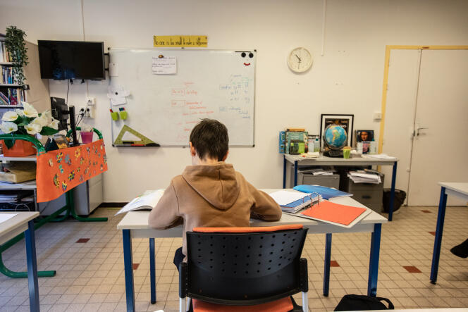 Un adolescent suit un cours à l’unité Refus scolaire anxieux du centre hospitalier universitaire de Montpellier, le 31 janvier 2023.