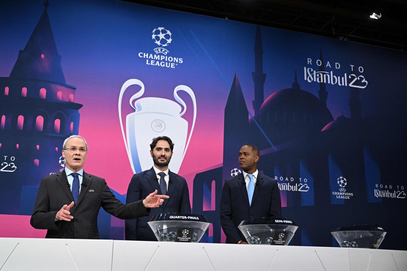 El secretario general adjunto de la UEFA, Giorgio Marchetti, el ex futbolista turco Hamit Altinto y el ex internacional holandés Patrick Kluivert durante el sorteo de los cuartos de final de la Liga de Campeones el 17 de marzo de 2023 en Nyon, Suiza.