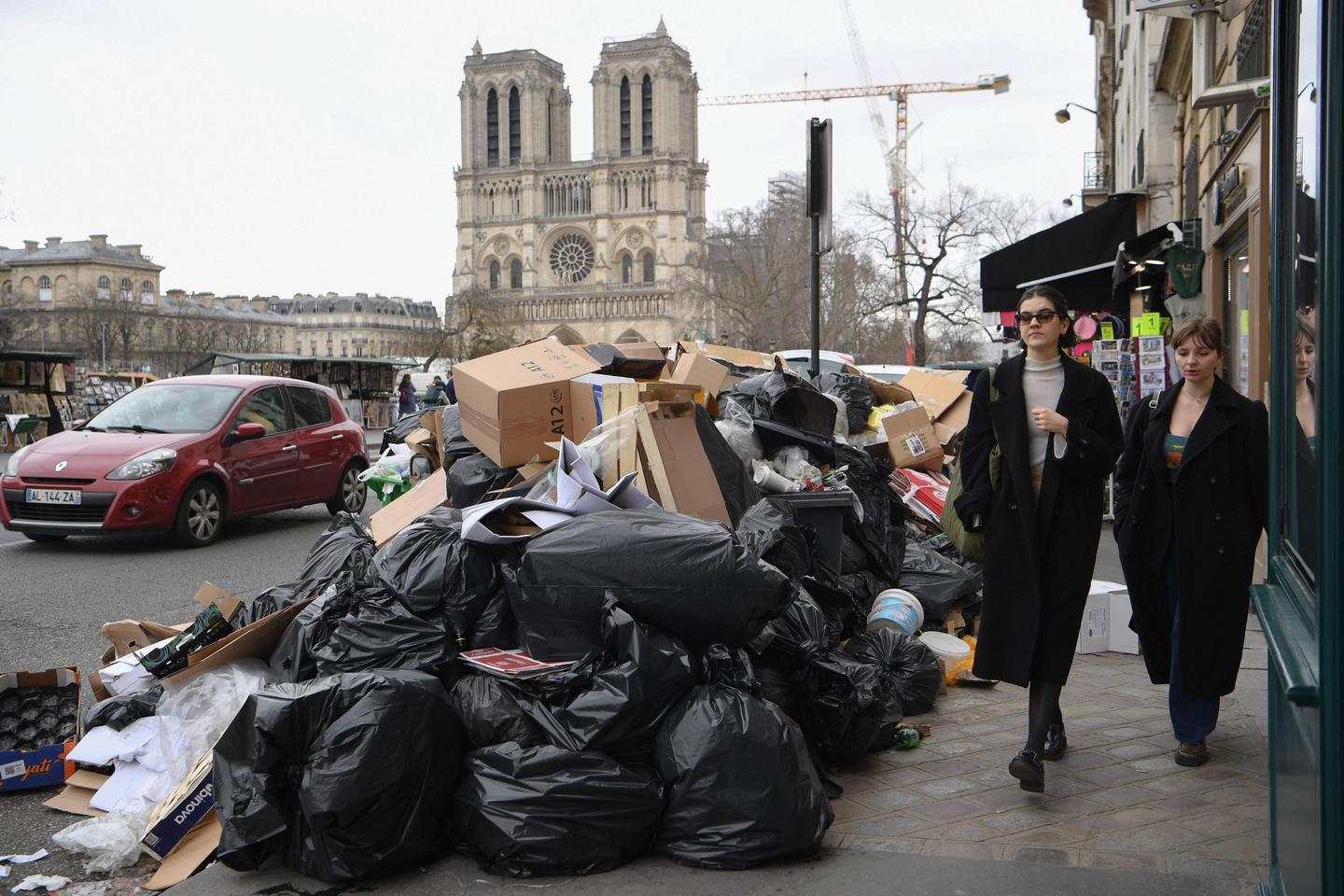 Paris garbage collectors threaten Olympics strike