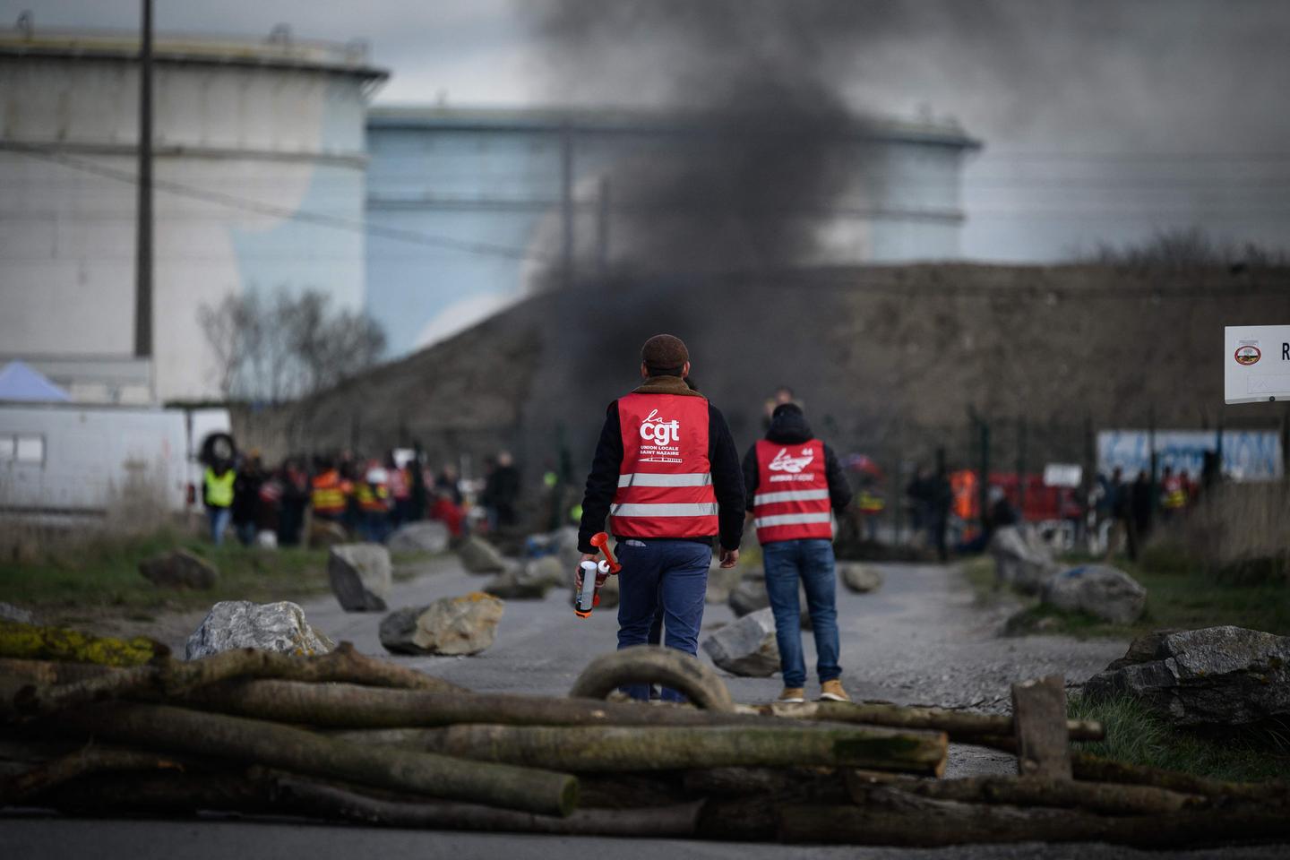 The police evacuate the oil port of Donges blocked by strikers
