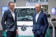 Le président de Volkswagen, Oliver Blume (à gauche), et le directeur financier du constructeur allemand, Arno Antlitz, à Berlin, le 14 mars 2023.
