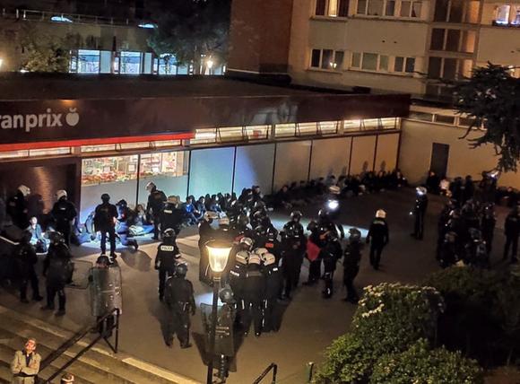 La police procède à des interpellations, près du métro Glacière, dans le 13e arrondissement de Paris, en marge d’un rassemblement contre la réforme des retraites, le 18 mars 2023.