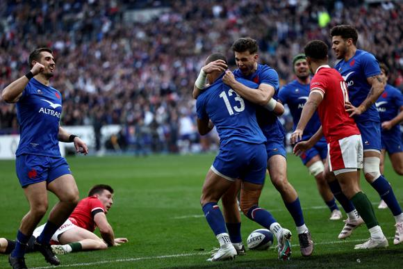 Les Français célèbrent l’essai inscrit par Gaël Fickou lors du match du Tournoi des six nations entre la France et le Pays de Galles au stade de France, le 18 mars 2023.