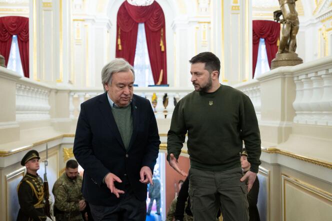  Volodymyr Zelensky et le secrétaire général des Nations unies, Antonio Guterres, à Kiev,  le 8 mars 2023. La photo a été fournie par la présidence ukrainienne.