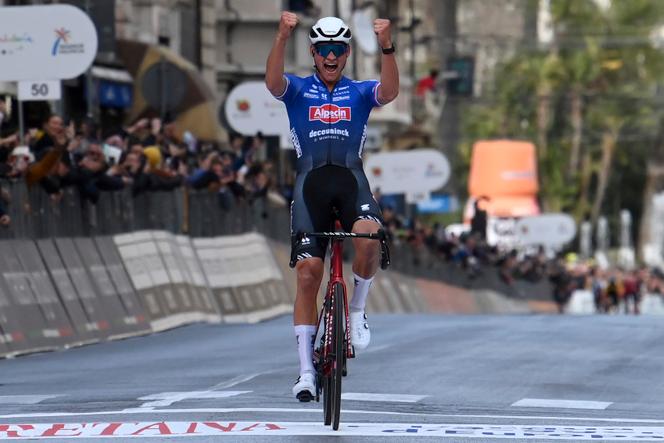 Mathieu van der Poel, a su llegada procedente de Milán-San Remo (Italia), 18 de marzo de 2023. 