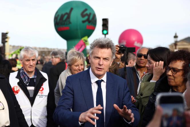 Le secrétaire national du Parti communiste français, Fabien Roussel, participe à la manifestation contre la réforme des retraites, place de la Concorde à Paris, le 16 mars 2023.