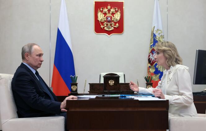 Une rencontre entre le  président russe, Vladimir Poutine, et la commissaire russe aux droits de l’enfant, Maria Lvova-Belova, à la résidence d’Etat de Novo-Ogaryovo, dans la région de Moscou, le 16 février 2023. Tous deux sont visés par un mandat d’arrêt de la Cour pénale internationale.